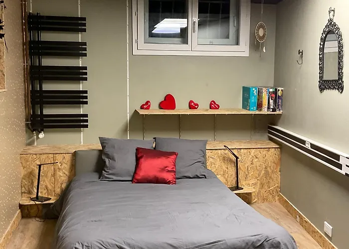 Logement 4 A 6 Personnes Avec Cuisine Equipee Et Parking Clos
